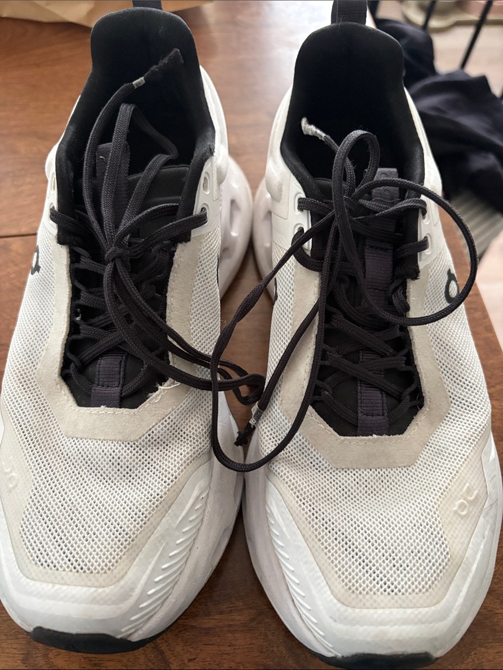 ON CLOUDs Lightweight White and Black women’s Running Sneakers - Picture 1 of 4